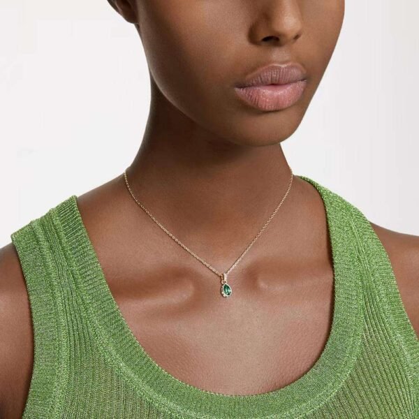 Swarovski Chroma  pendant, Pear cut, Green, Gold-tone plated 5648751 - Image 2