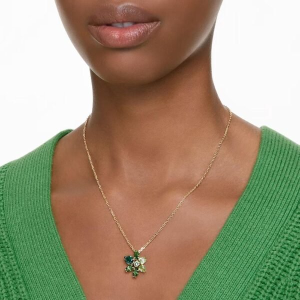 Swarovski Gema pendant Mixed cuts, Flower, Green, Gold-tone plated 5658399 - Image 2