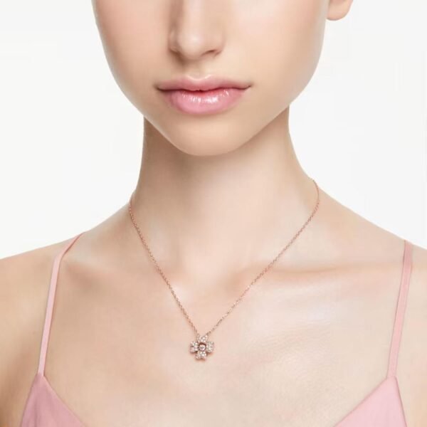 Swarovski Idyllia pendant Clover, White, Rose gold-tone plated 5674211 - Image 2